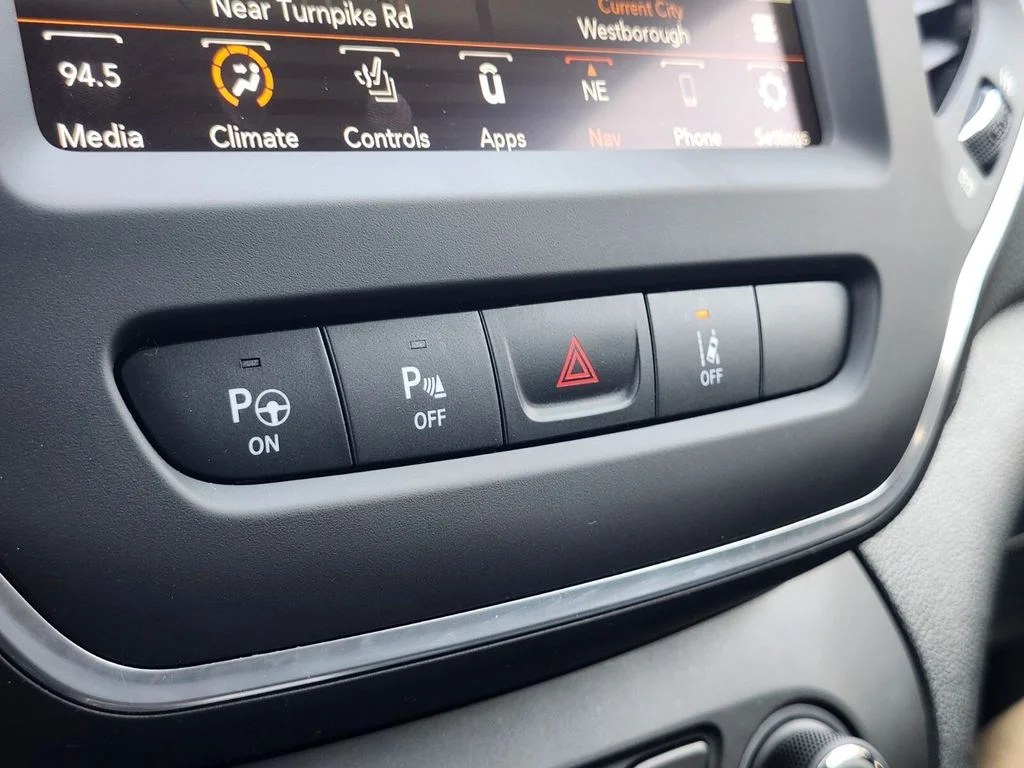 Used 2023 Gray Jeep Altitude image 25