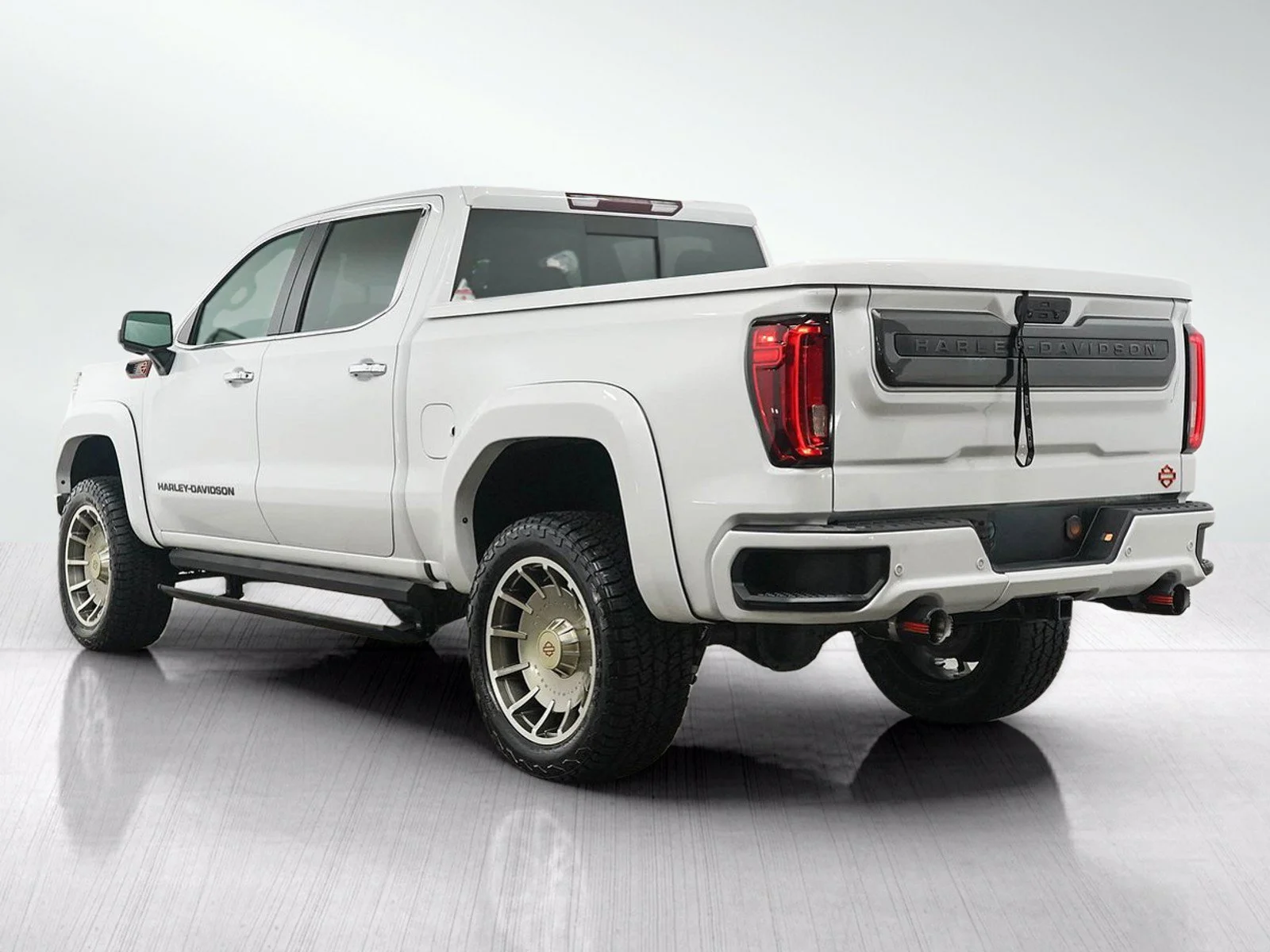 Used 2021 Summit White GMC 4WD Crew Cab Harley Davidson Edition image 4
