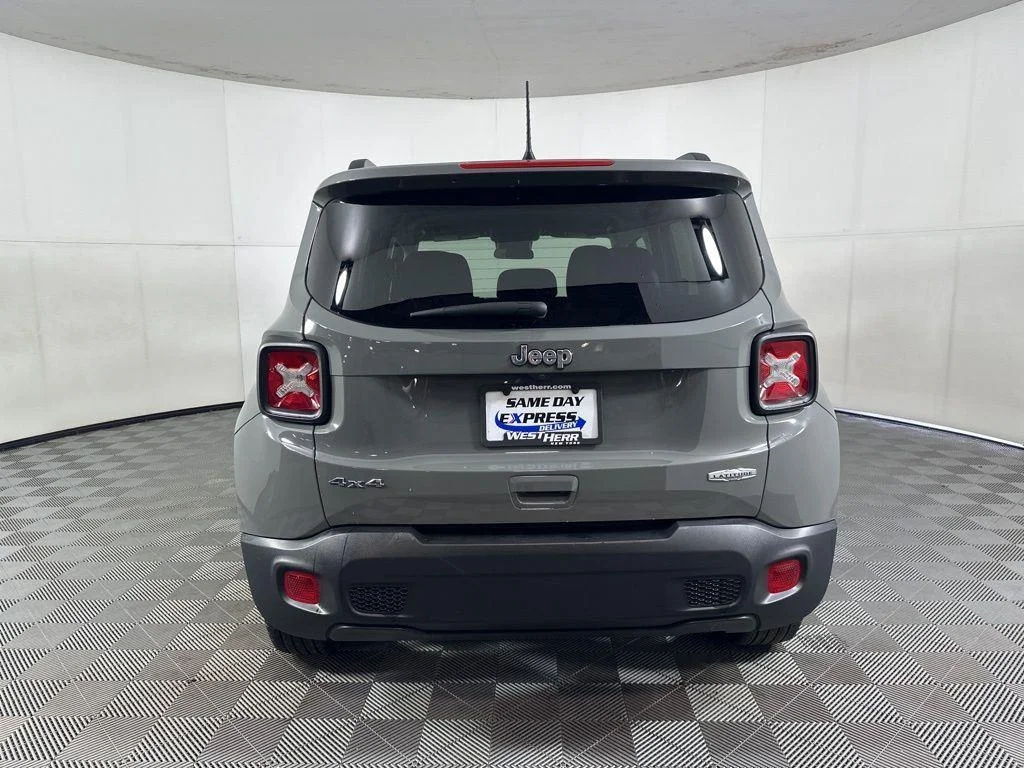 Used 2022 Sting-Gray Clearcoat Jeep Latitude image 19