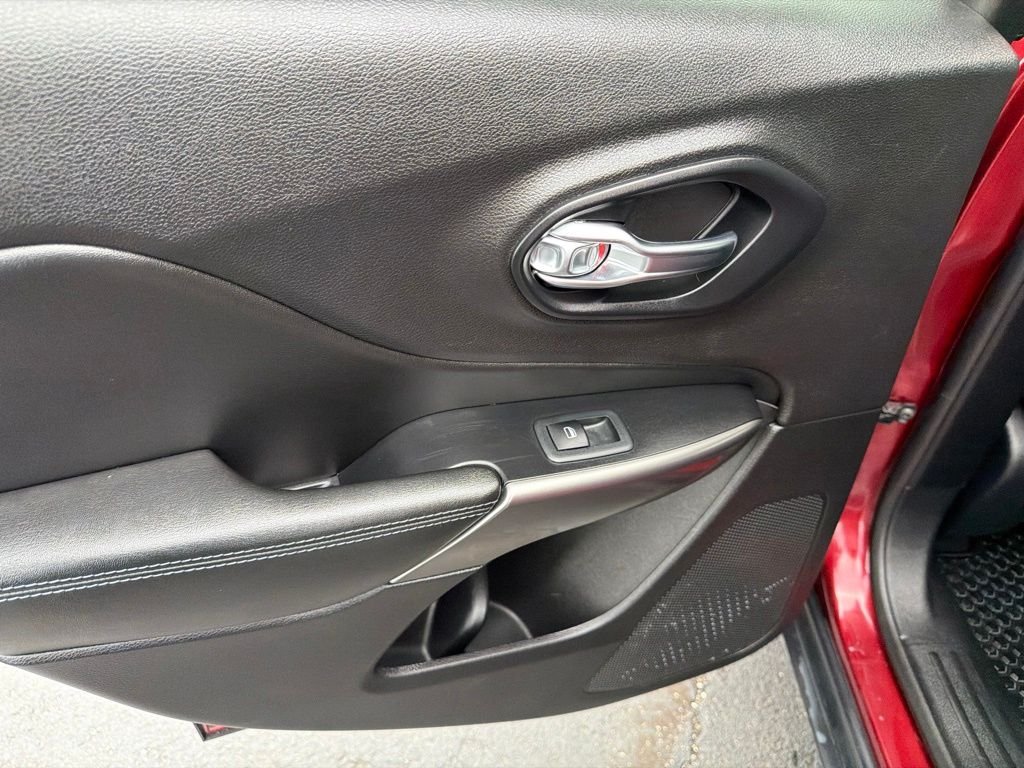 Used 2020 Red Jeep Latitude image 12