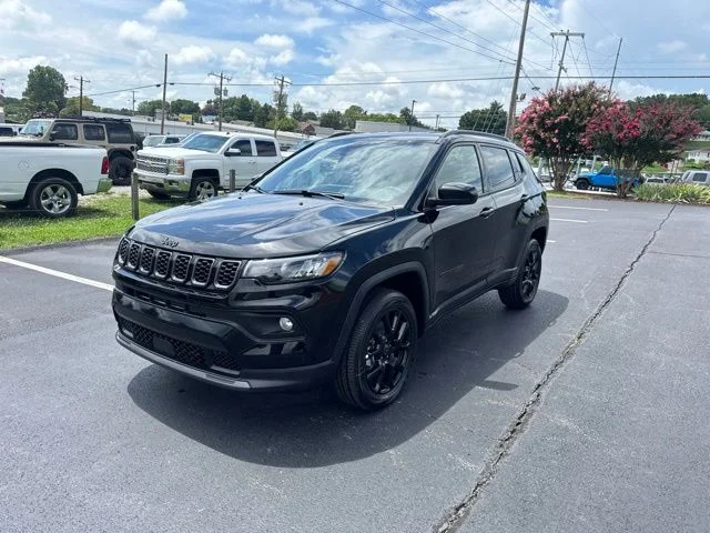 New 2026 Diamond Black Crystal Pearl-Coat Exterior Paint Jeep Latitude image 3