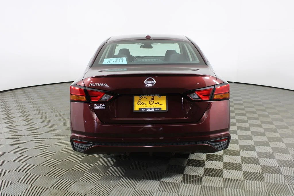 Used 2025 Red Nissan 2.5 SV image 6