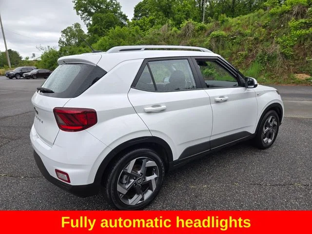 Used 2025 White Hyundai SEL image 9