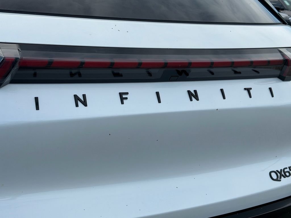 New 2027 RADIANT WHITE INFINITI Sport AWD image 10