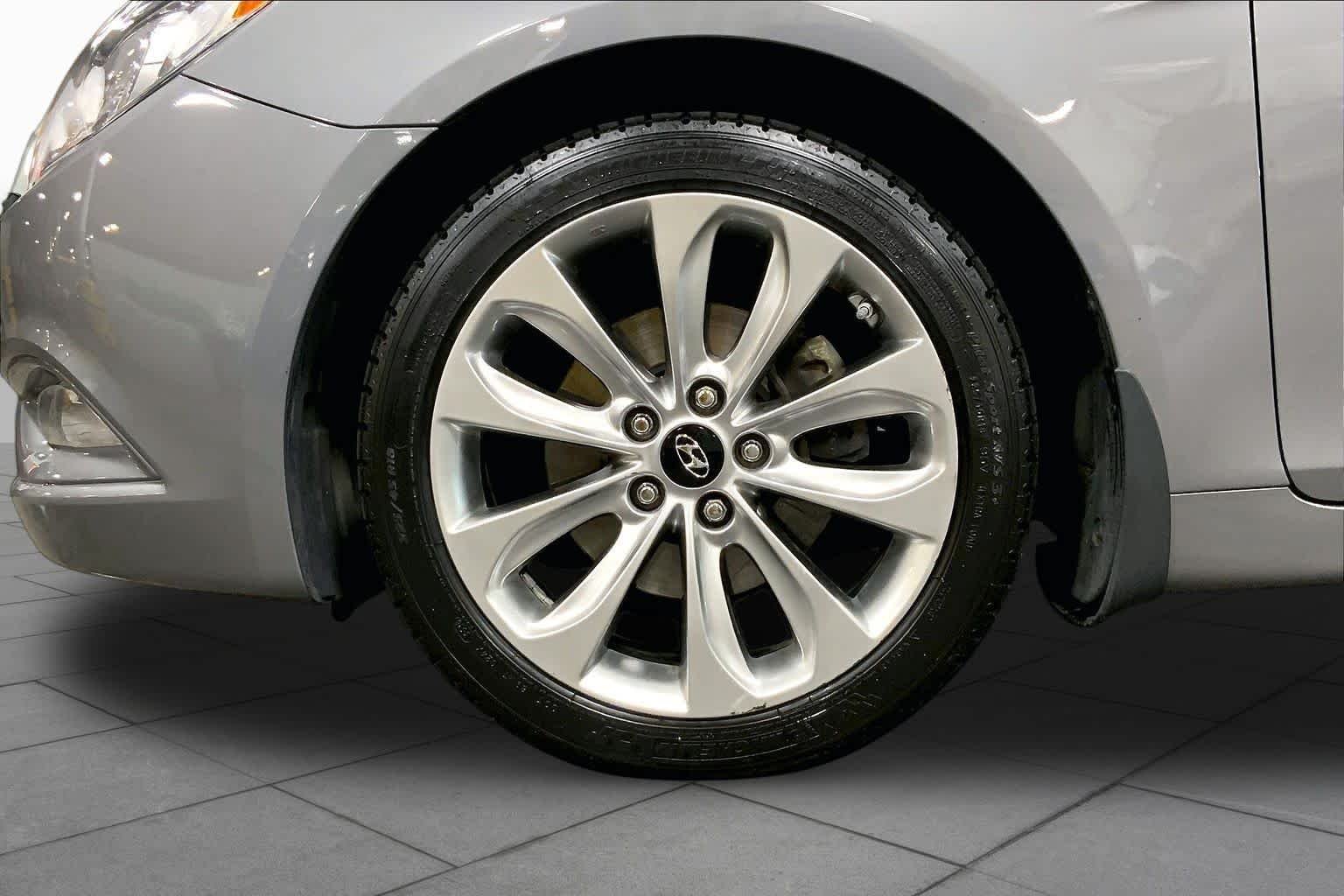 Used 2011 Harbor Gray Metallic Hyundai SE image 10