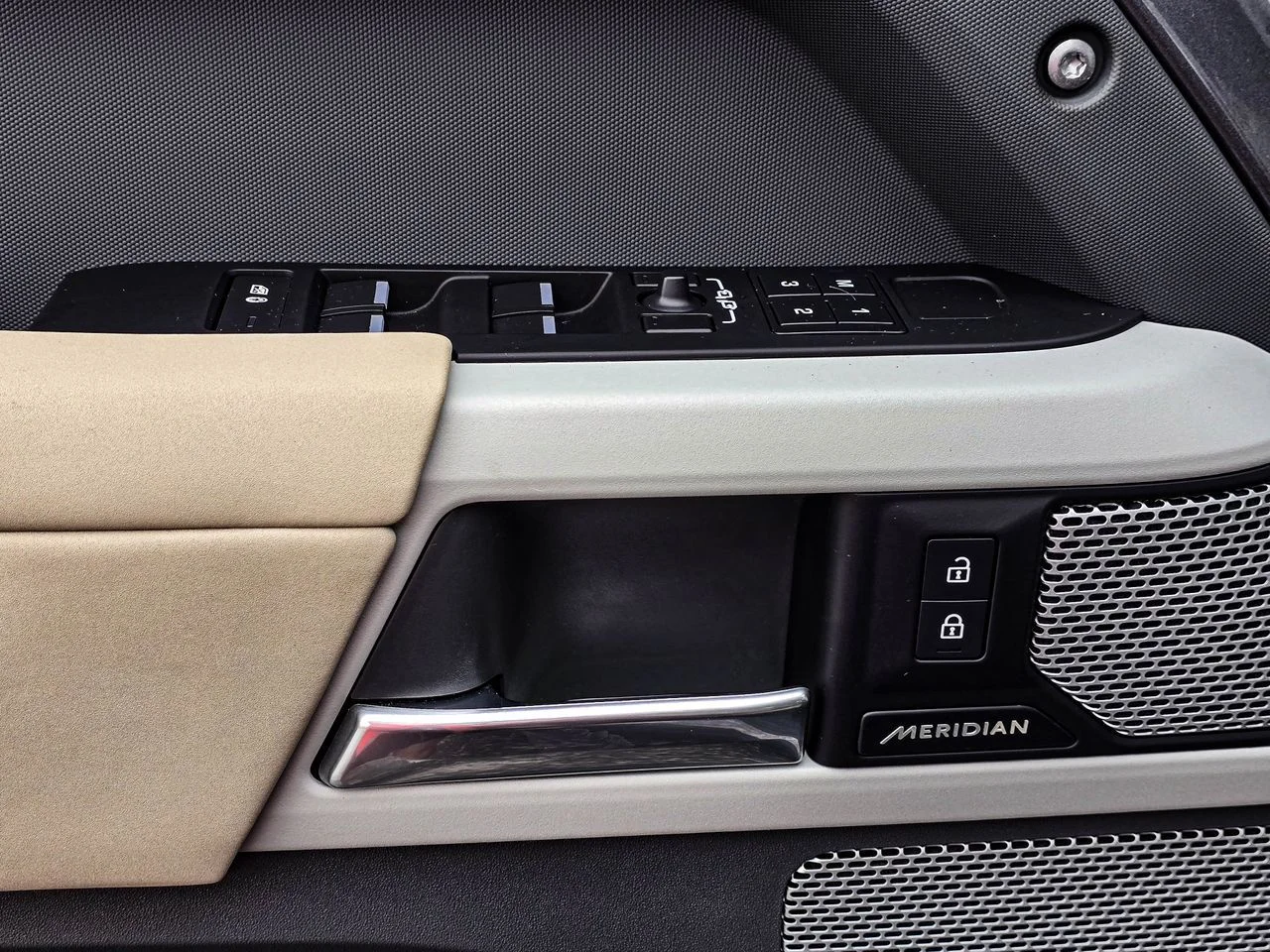 Used 2023 Gondwana Stone Land Rover S image 14