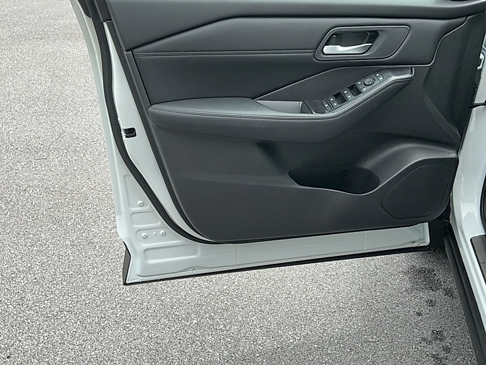New 2026 Everest White Pearl Tricoat Nissan Dark Armor image 6