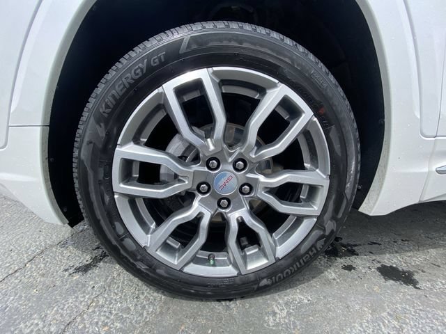 Used 2023 White Frost Tricoat GMC Denali image 10