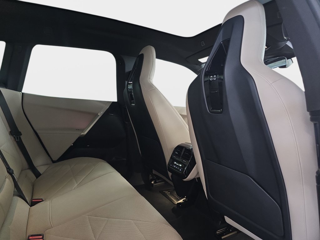 Certified Used 2022 Mineral White Metallic BMW xDrive50 image 16