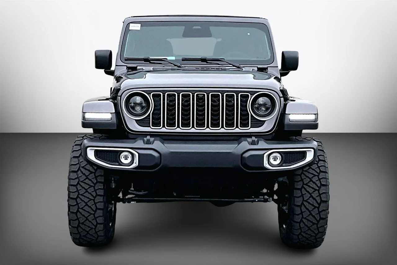 New 2026 Granite Crystal Metallic Clear-Coat Exterior Paint Jeep Sahara image 3