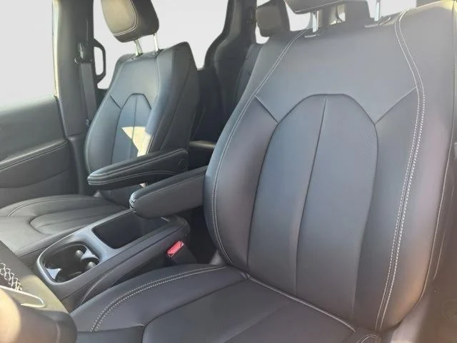 New 2026 Diamond Black Crystal Pearl-Coat Exterior Paint Chrysler Select image 20