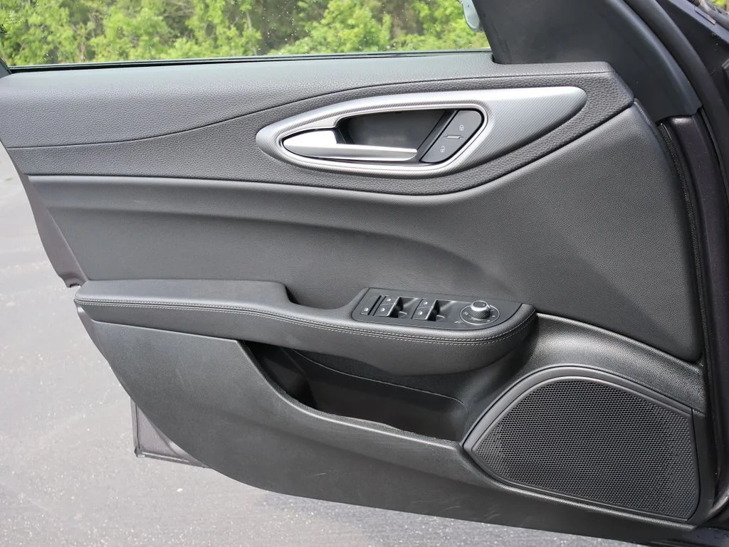 New 2026 Vesuvio Gray Metallic Alfa Romeo Base image 38