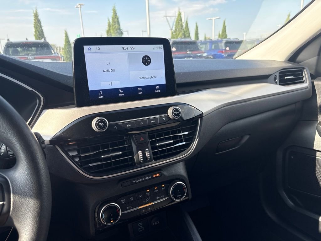 Used 2022 White Ford SE image 3
