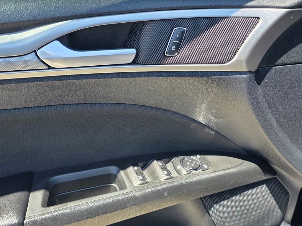 Used 2020 Black Ford SE image 14