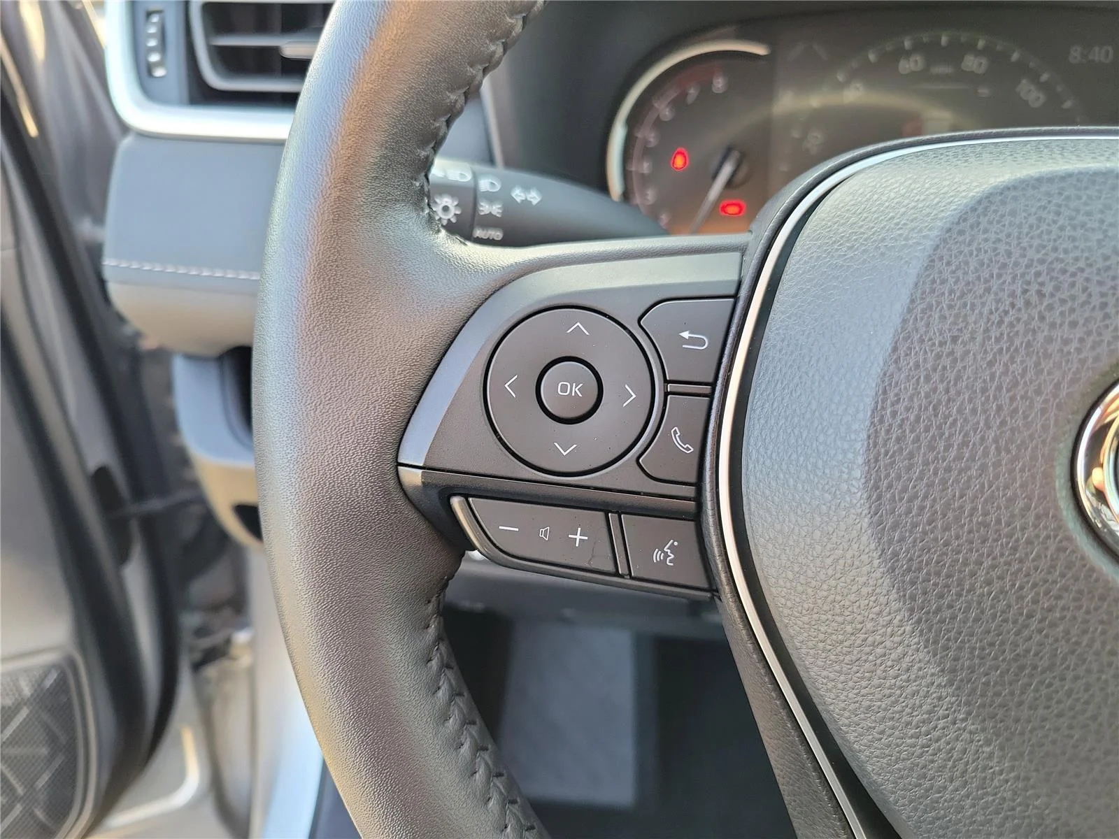 2025 Toyota RAV4 XLE - Photo 16