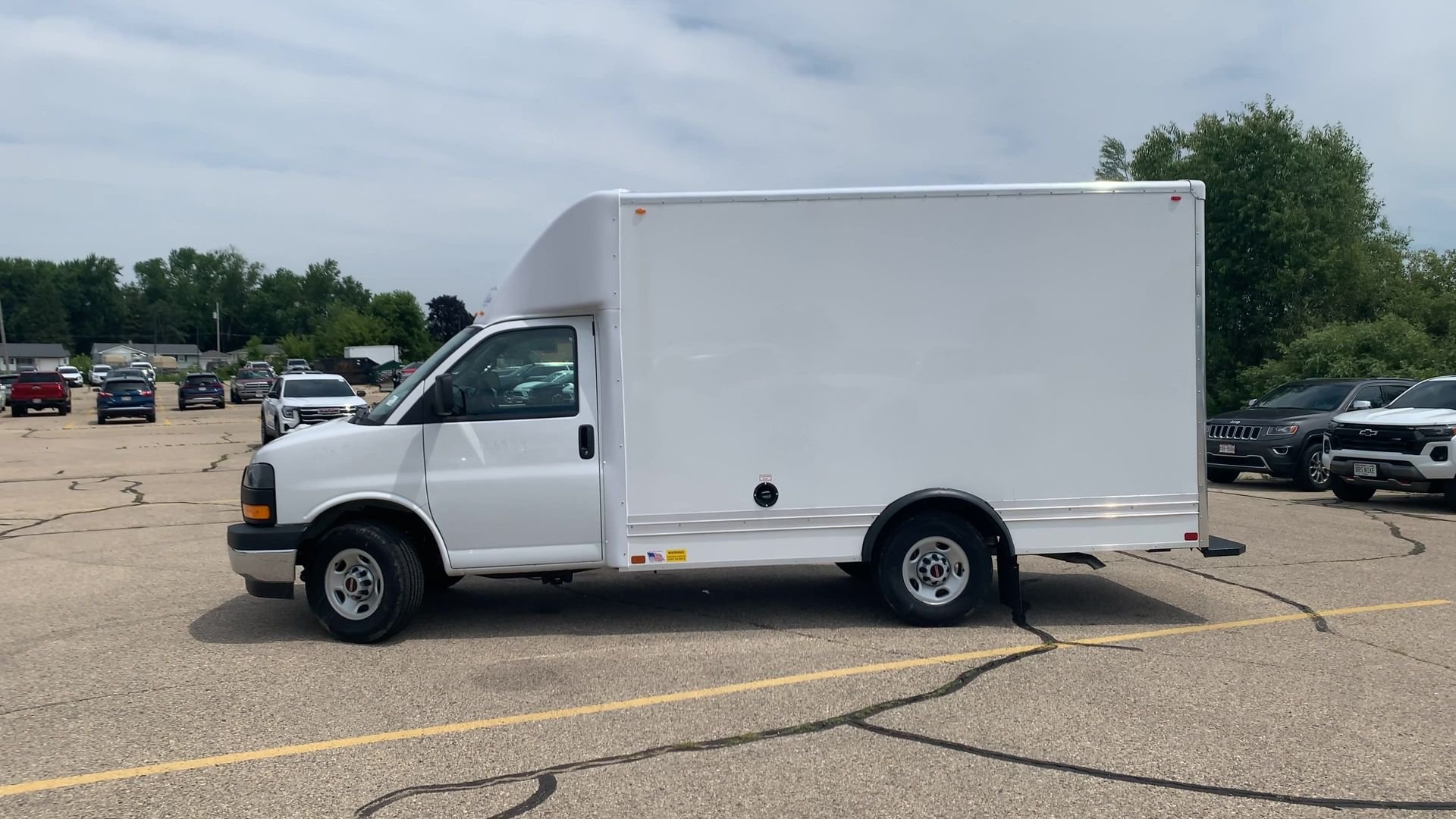 New 2025 Summit White GMC 1WT image 29