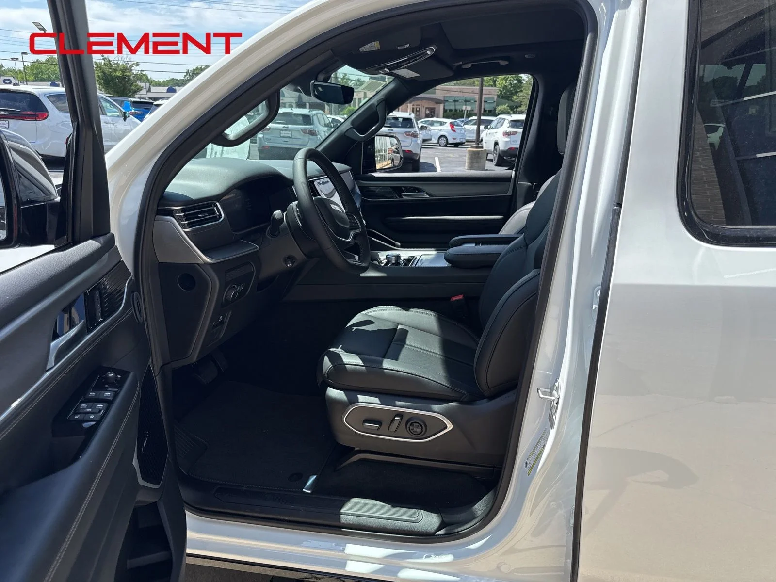 New 2026 Bright White Clear-Coat Exterior Paint Jeep Limited Reserve image 18