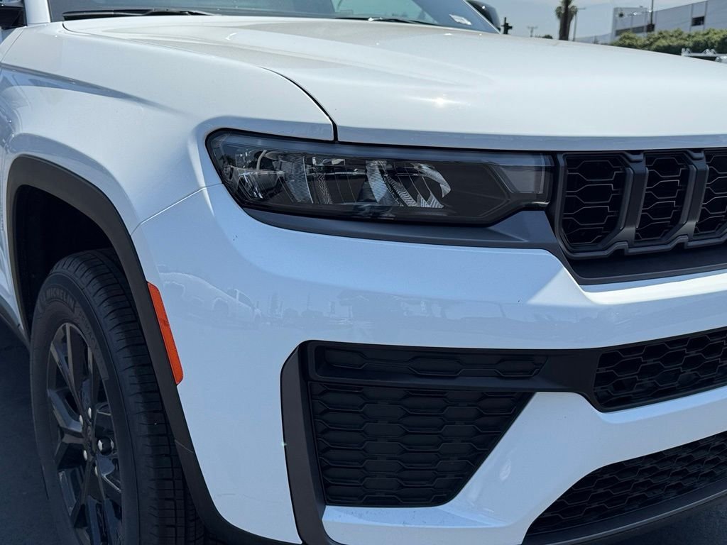 New 2026 Bright White Clear-Coat Exterior Paint Jeep Altitude image 13