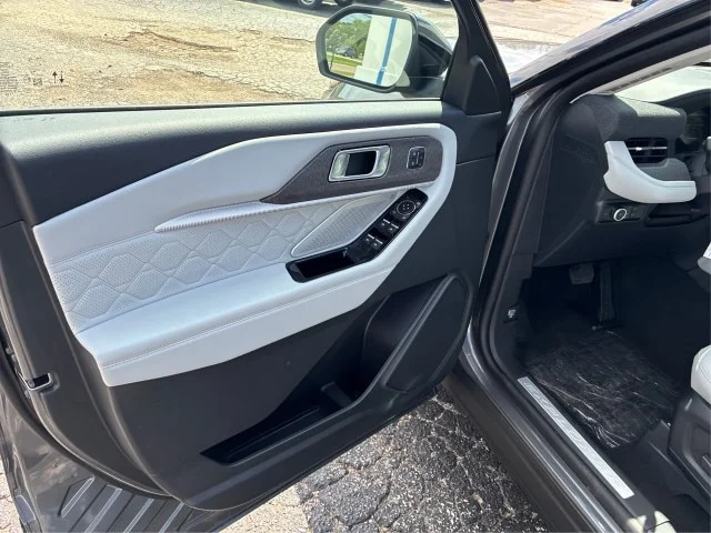 New 2026 Carbonized Gray Metallic Ford Platinum™ image 43