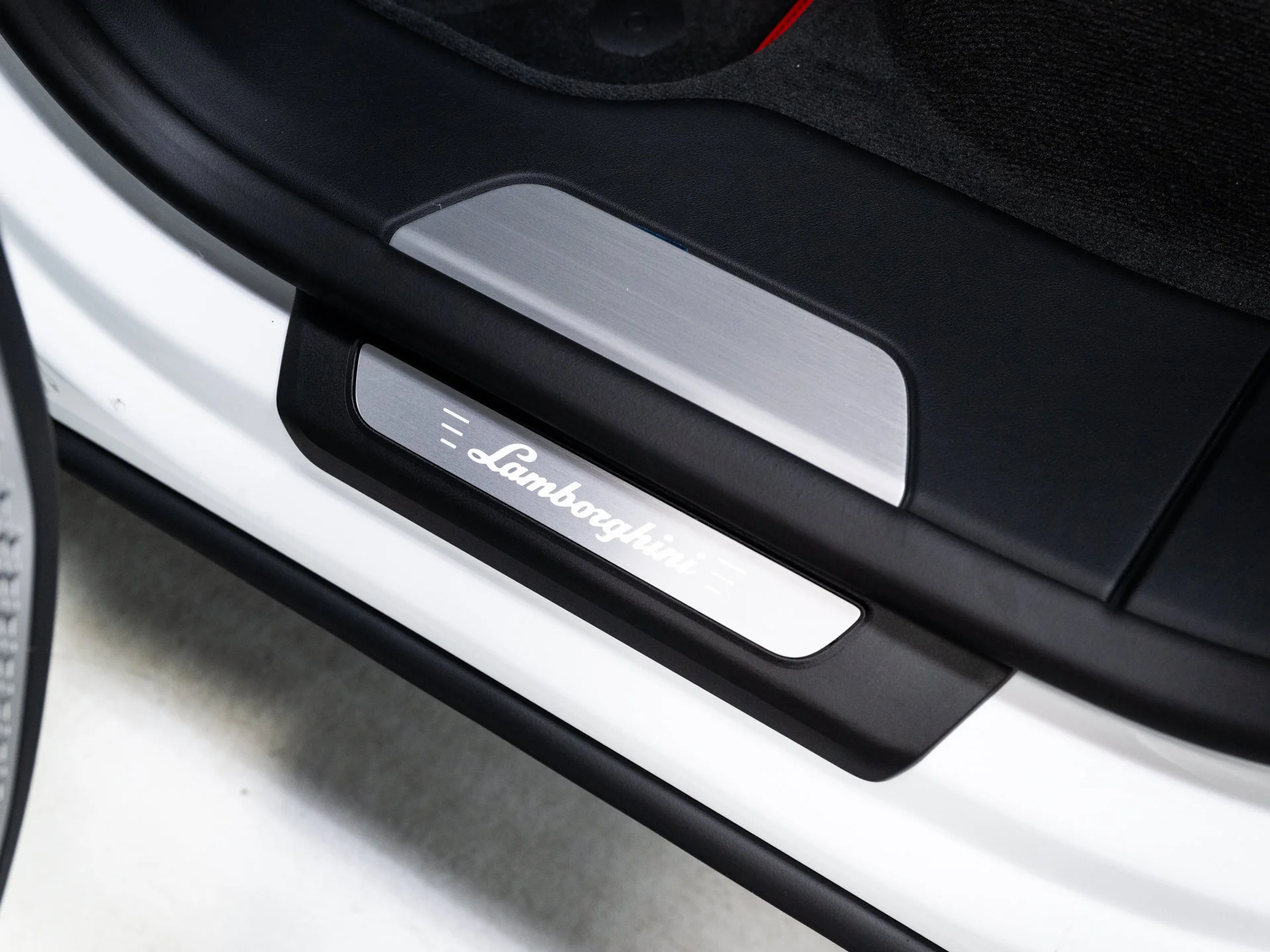 Used 2025  Lamborghini SE image 54
