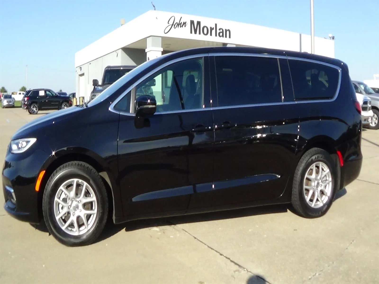 Used 2025 Diamond Black Crystal Pearl Coat (pxj) Chrysler Select image 1