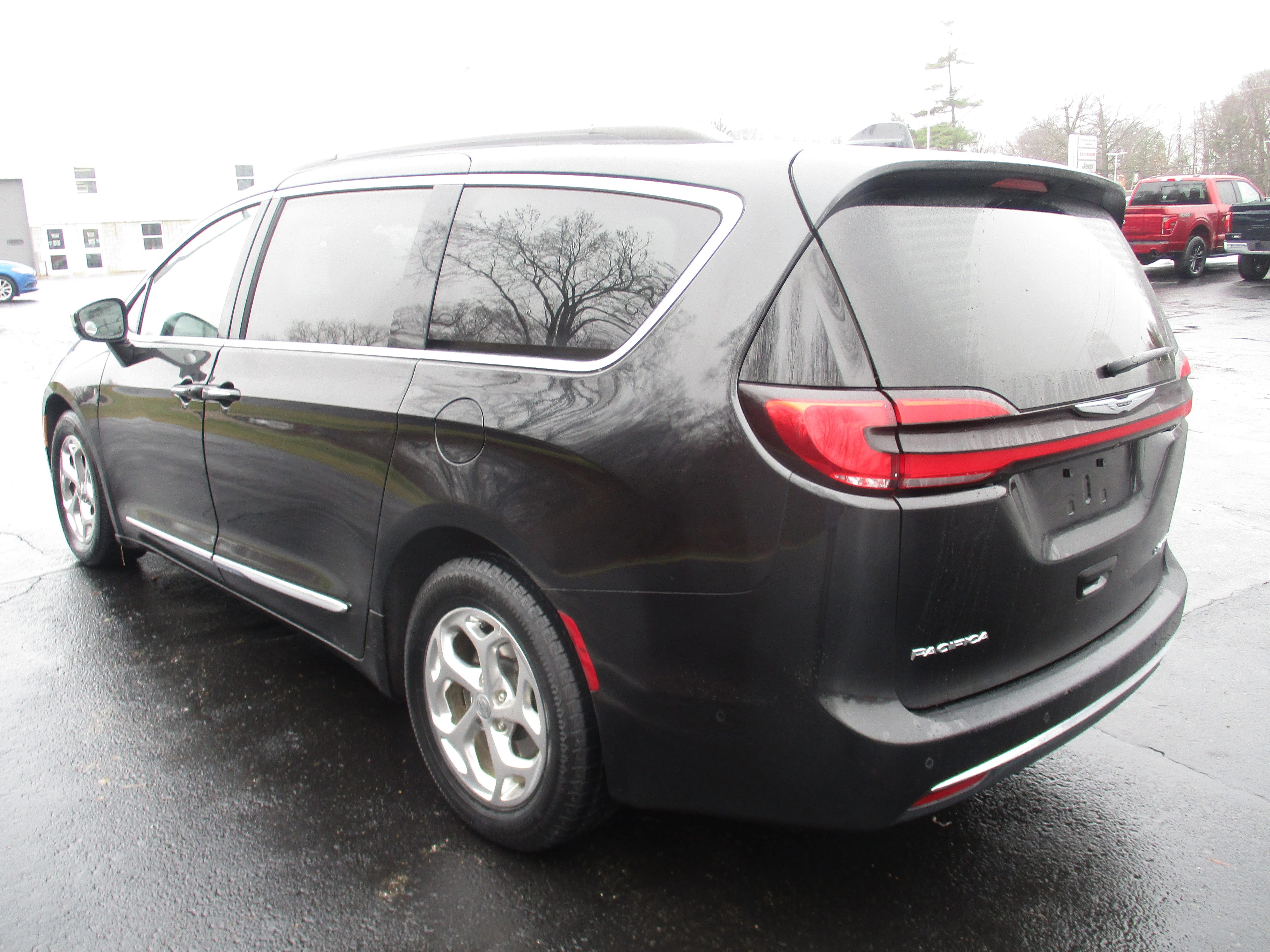 Used 2022 Brilliant Black Crystal Pearlcoat Chrysler Limited image 9