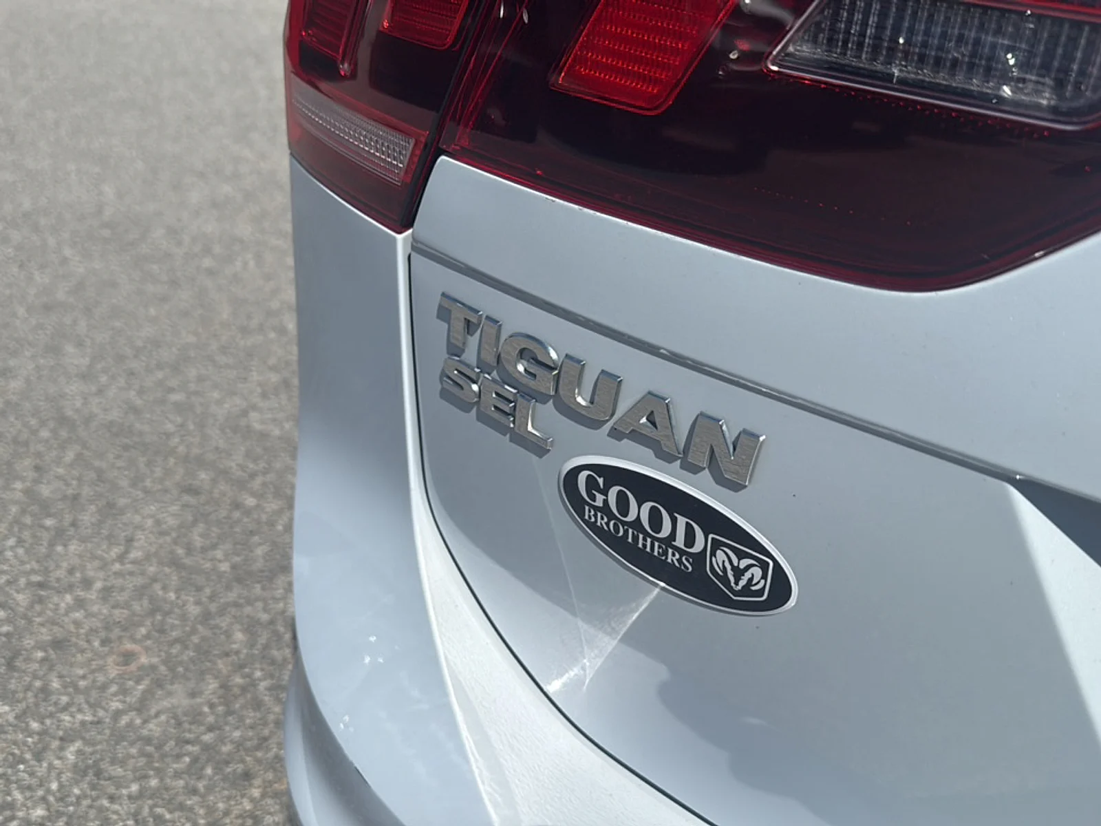 Used 2018 Platinum Gray Metallic Volkswagen SEL 4 MOTION image 8