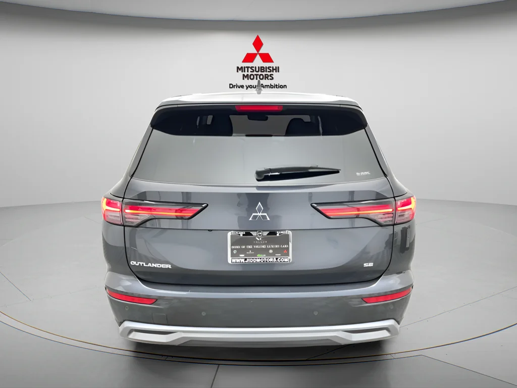 Used 2025 Moonstone Gray Metallic/Black Roof Mitsubishi SE image 5