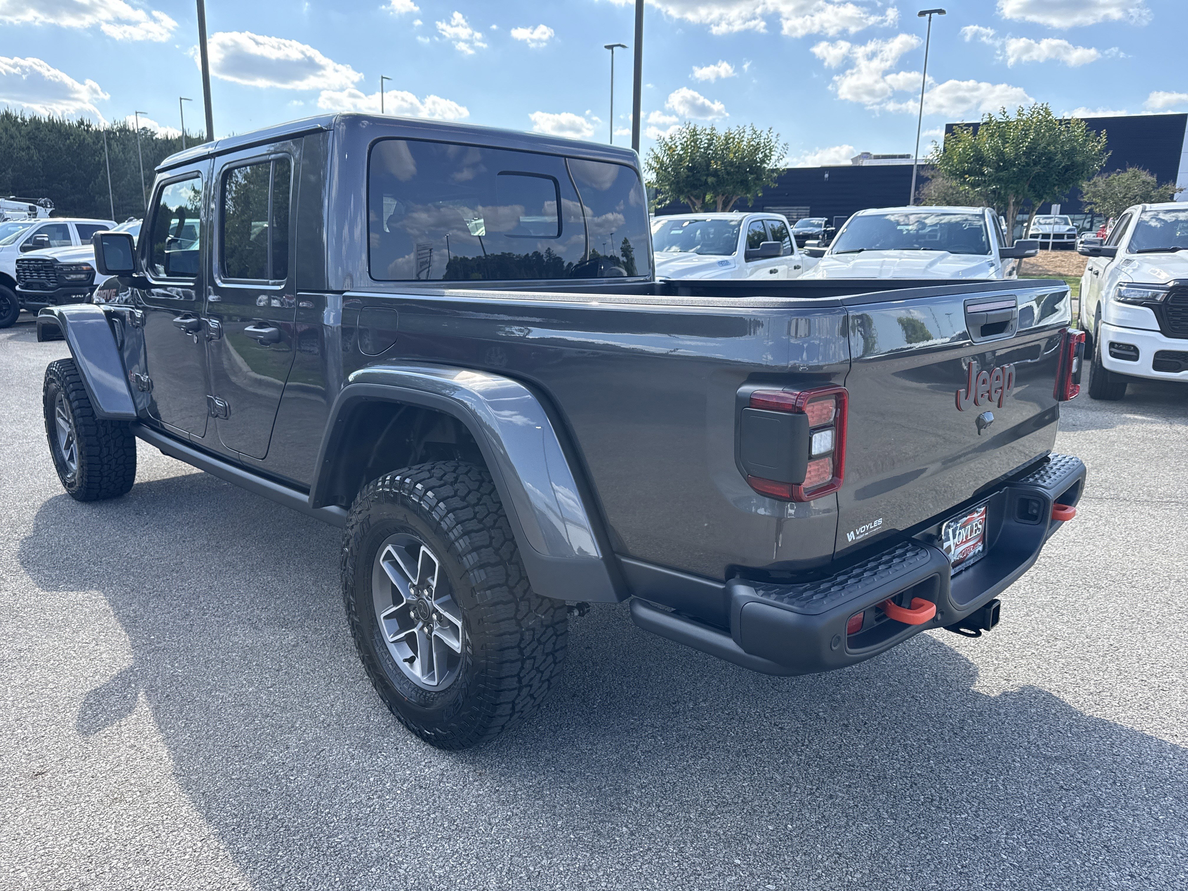 New 2026 Granite Crystal Metallic Clear-Coat Exterior Paint Jeep Mojave X image 5