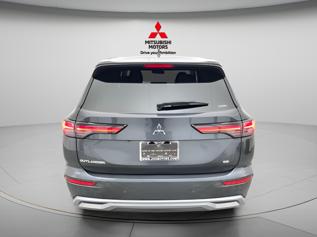 Used 2025 Moonstone Gray Metallic/Black Roof Mitsubishi SE image 5