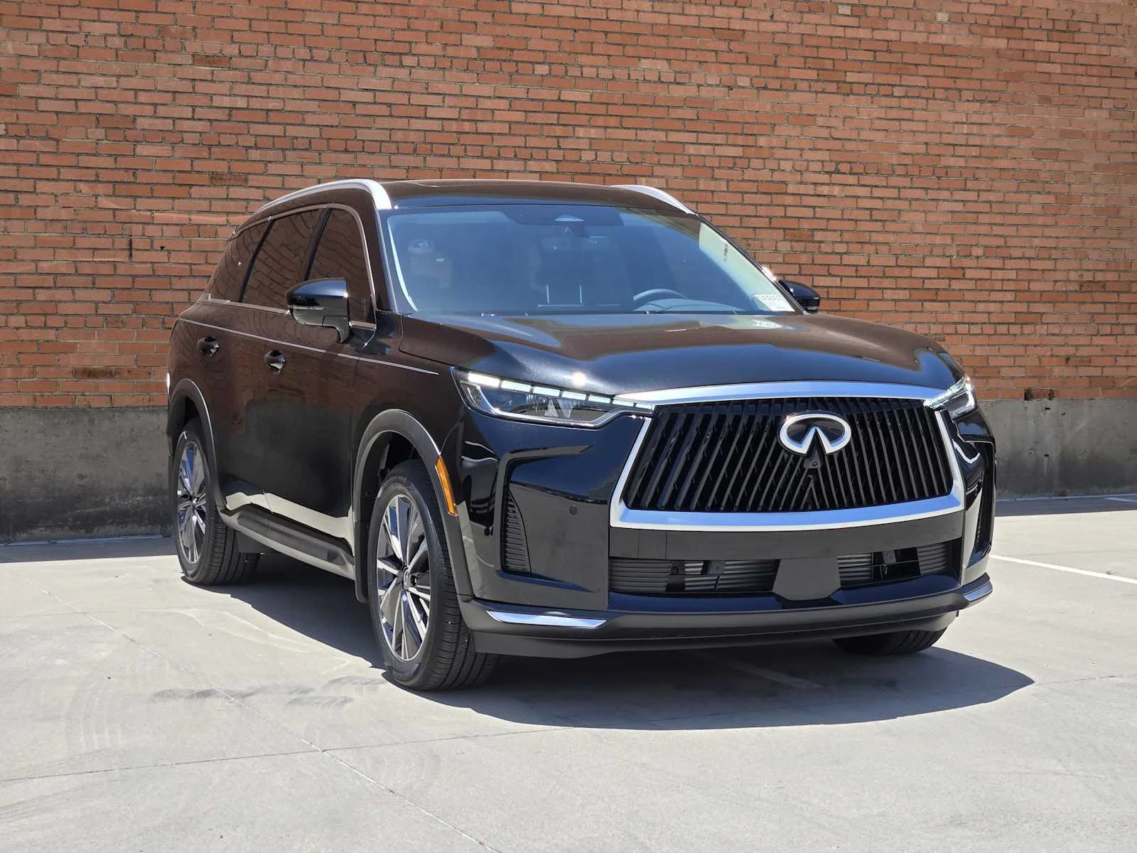 New 2027 MINERAL BLACK INFINITI LUXE image 2
