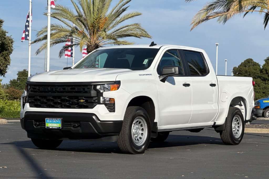 New 2026 Summit White Chevrolet WT image 7