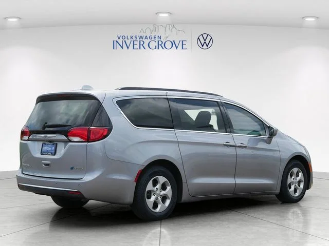 Used 2017 Silver Chrysler Premium image 7