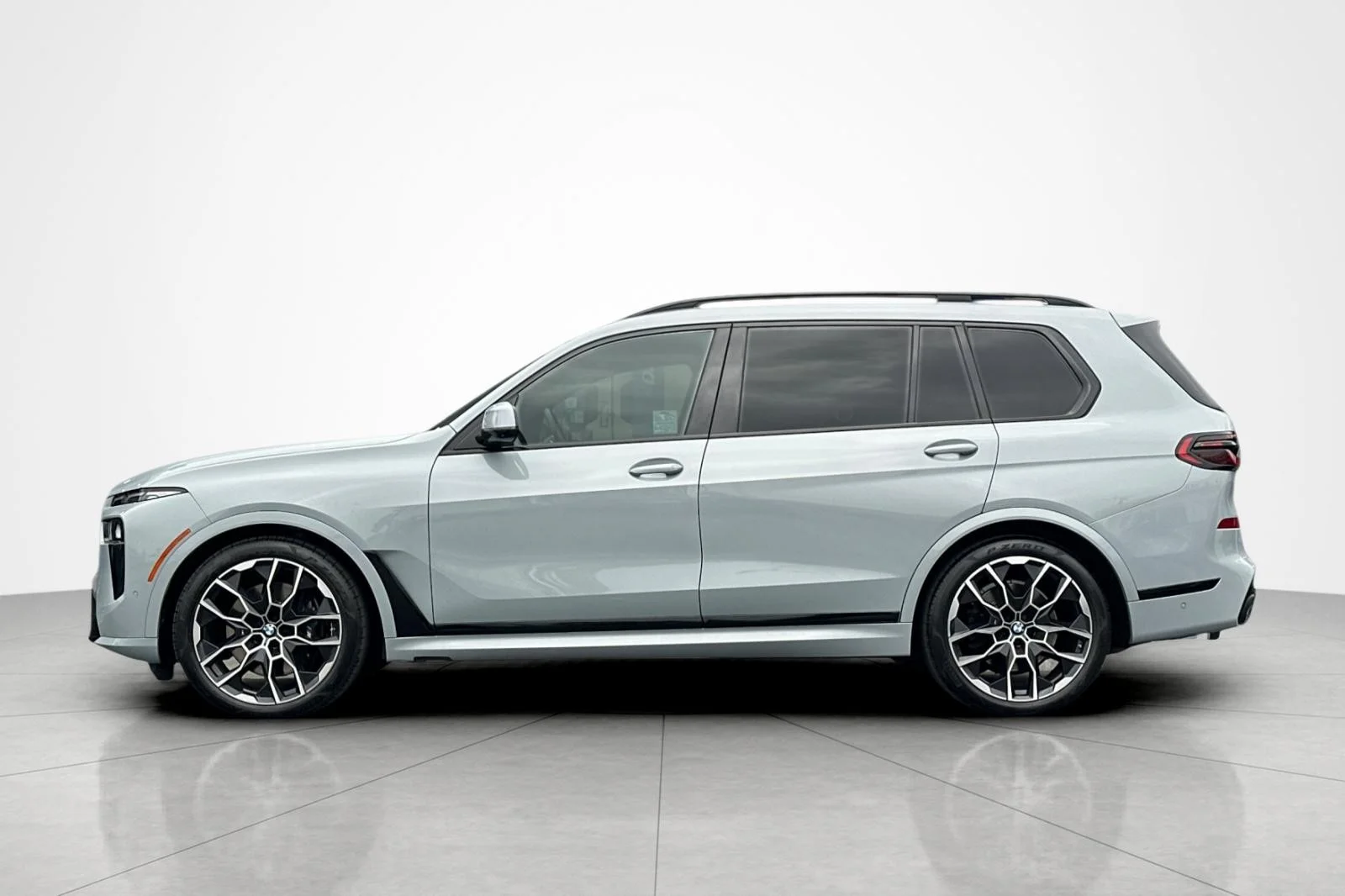 Used 2023 Brooklyn Grey Metallic BMW xDrive40i image 2
