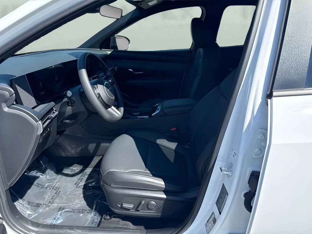 Used 2025 White Hyundai SEL image 9