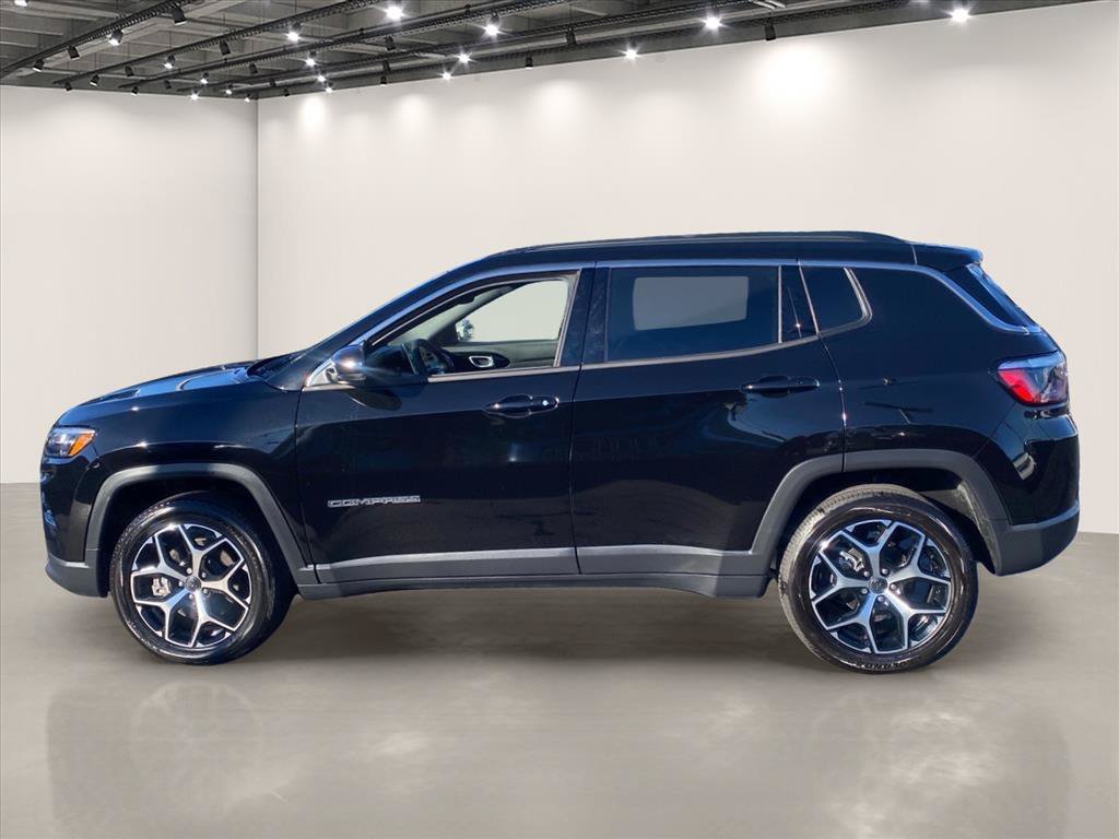Certified Used 2025 Diamond Black Crystal Pearlcoat Jeep Limited image 4