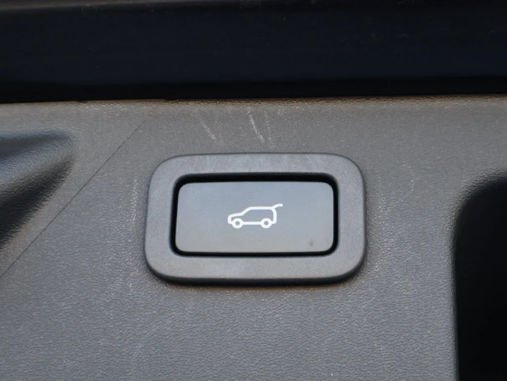 Used 2019  Land Rover  image 18