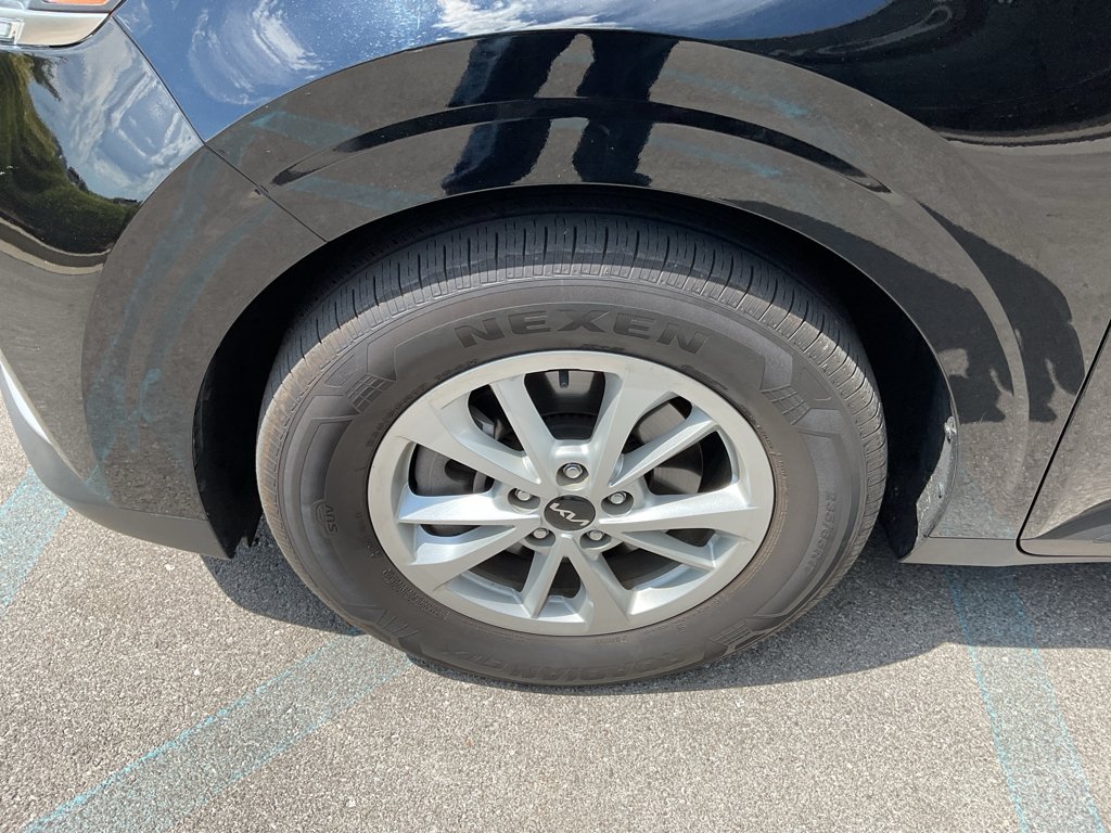 2024 Kia Carnival LX photo 2