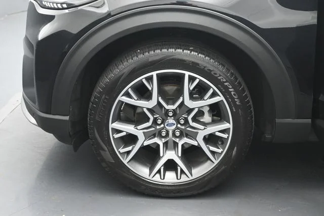 Used 2025 Black Metallic Ford Platinum image 37
