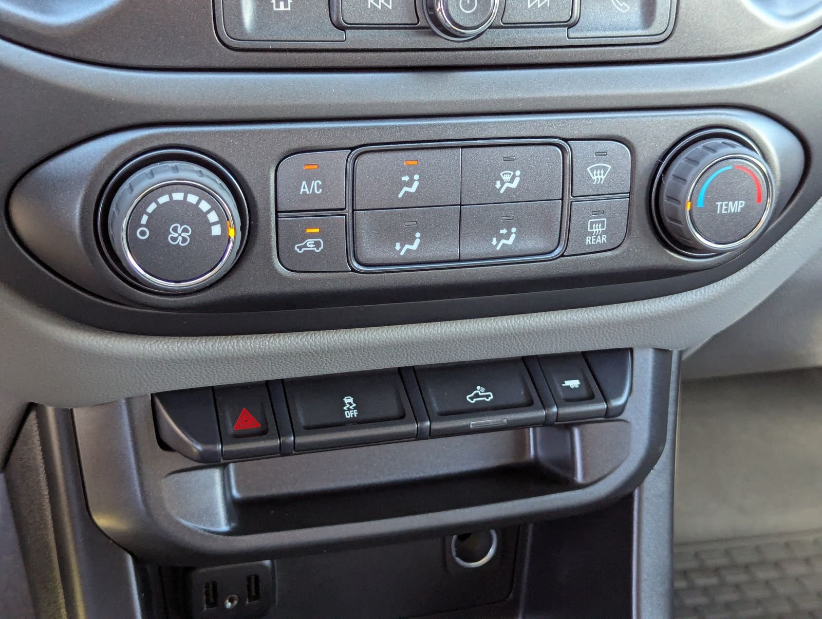 Used 2020 Summit White GMC Base image 29