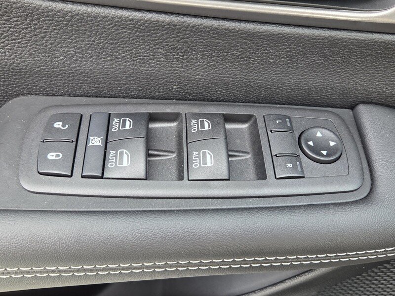 2026 Chrysler Pacifica Select - Photo 23