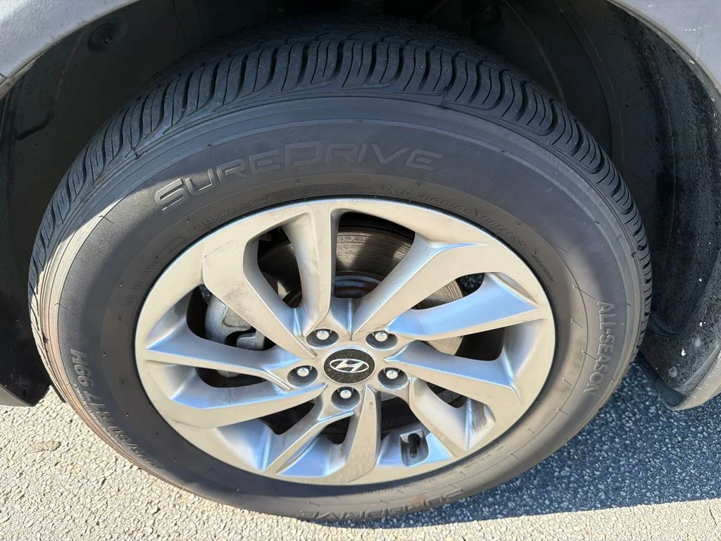Used 2017 Black Hyundai SE Plus image 11