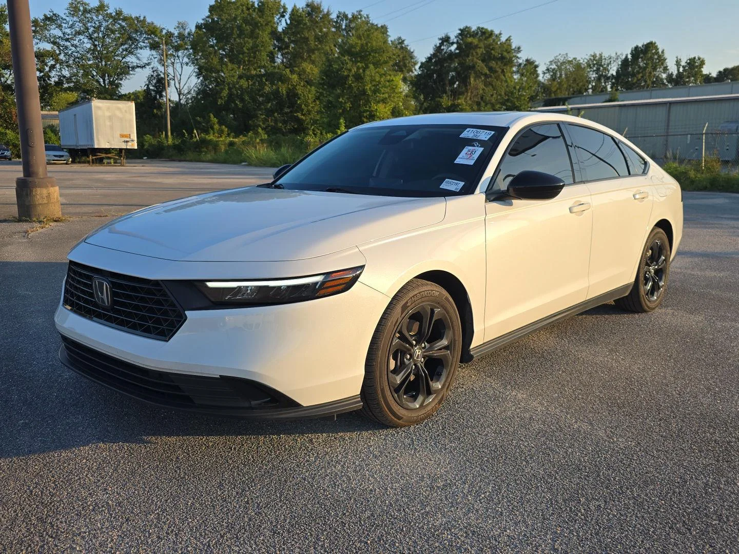 Used 2025 Platinum White Pearl Honda SE image 7
