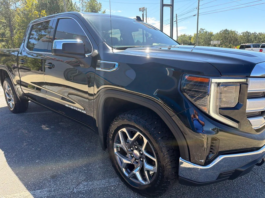 Used 2022 ONYX BLACK GMC SLE image 7