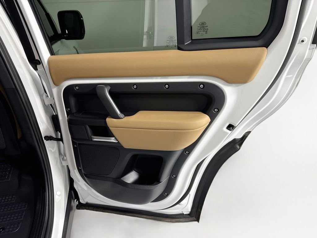 New 2026 Fuji White Land Rover X-Dynamic SE image 27