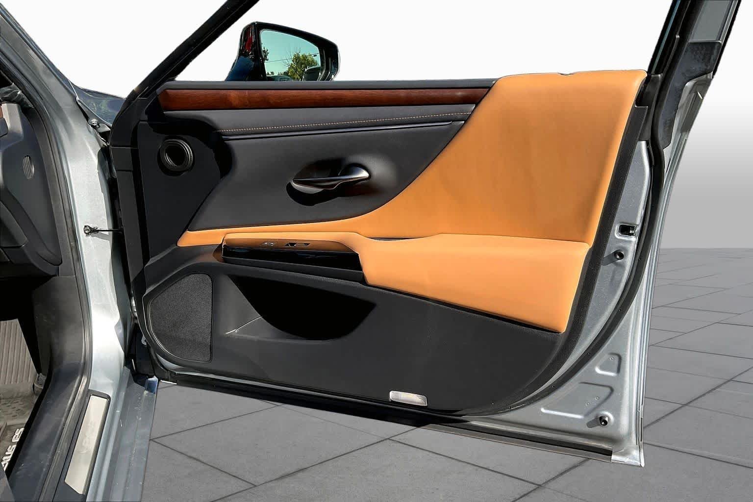 Used 2025 Iridium Lexus  image 22