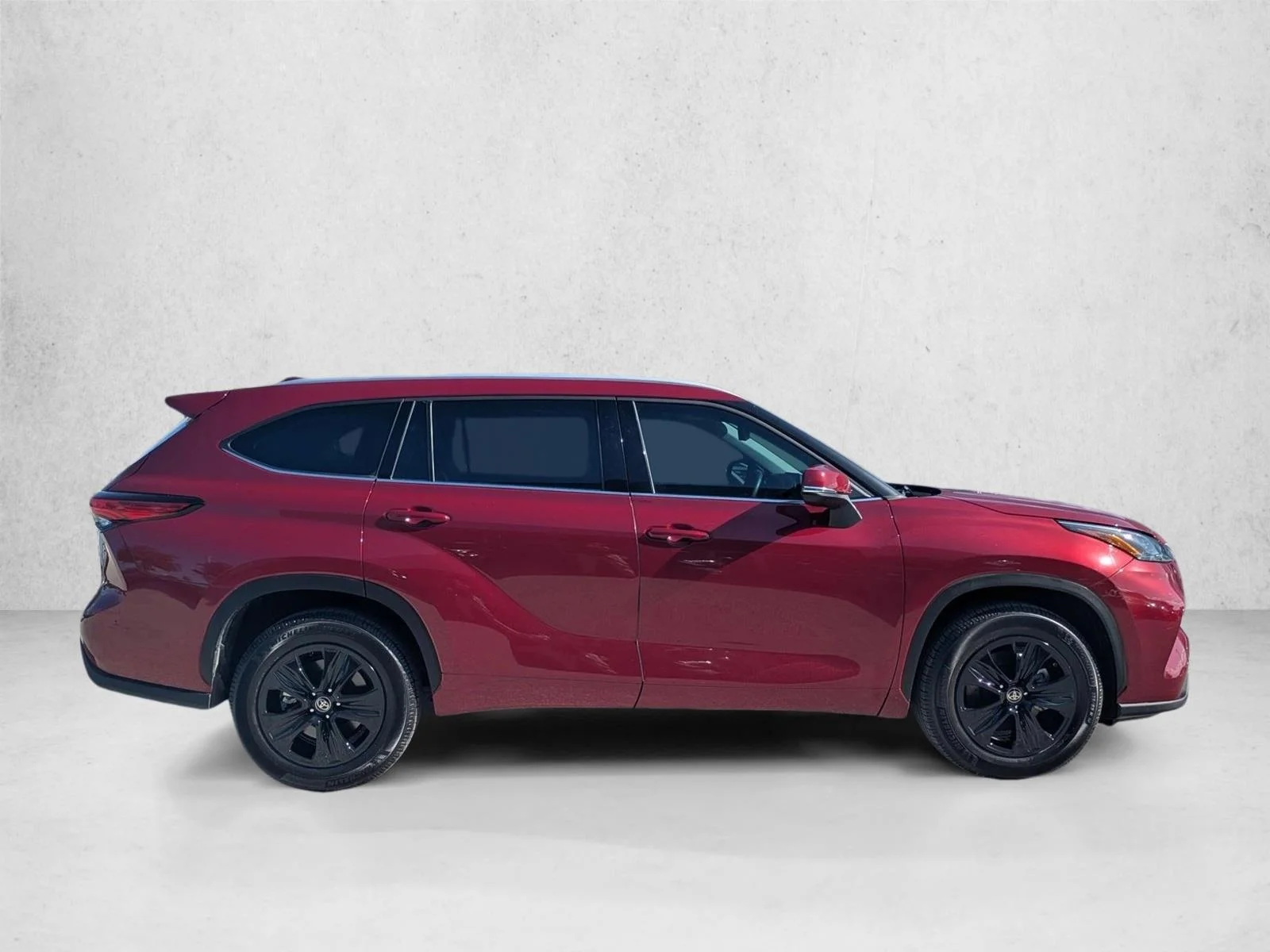 Used 2022 Ruby Flare Pearl Toyota XLE image 4