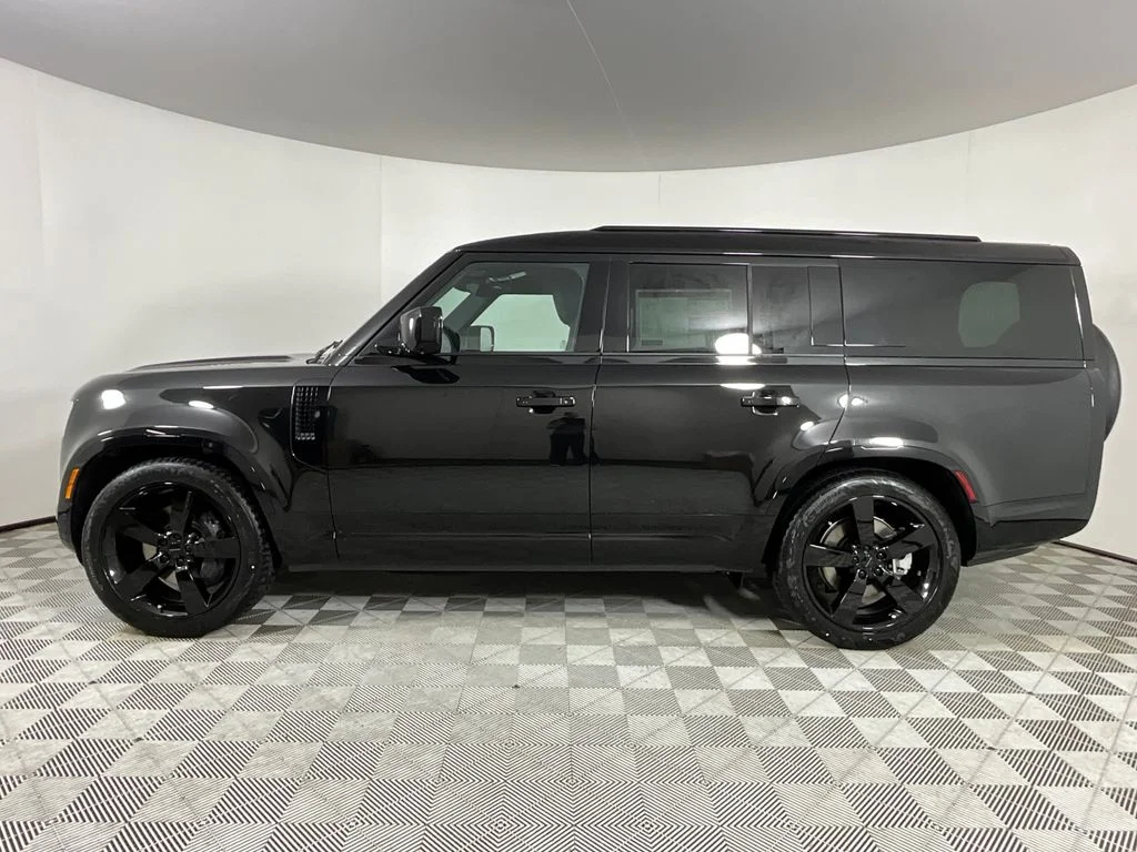 New 2026 Santorini Black Land Rover X-Dynamic SE image 6