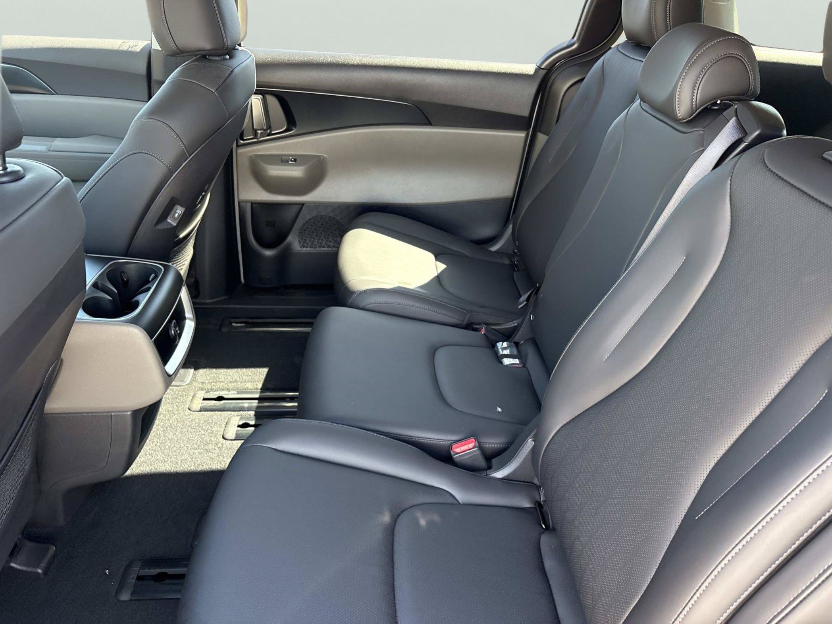 New 2027 Ceramic Silver Kia LXS image 14