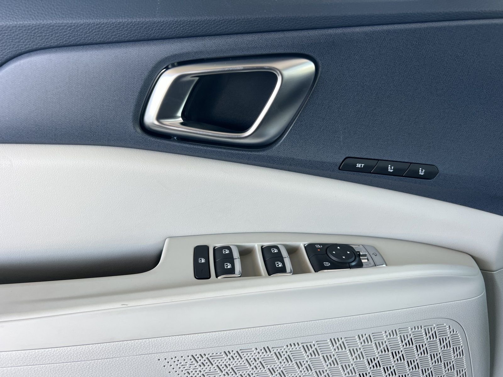 New 2026 Ivory Silver Kia EX image 10
